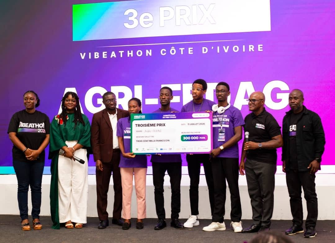 Jeunes apprenants ivoiriens en formation informatique à Abidjan